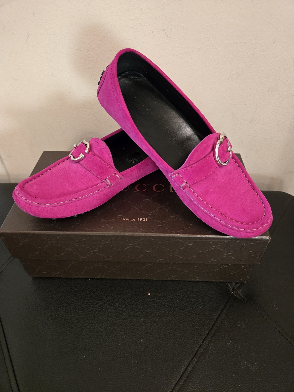 GUCCI Women's Sachalin Sport Driver Moccasins Fuchsia Suede & Gold Buckle EU 39